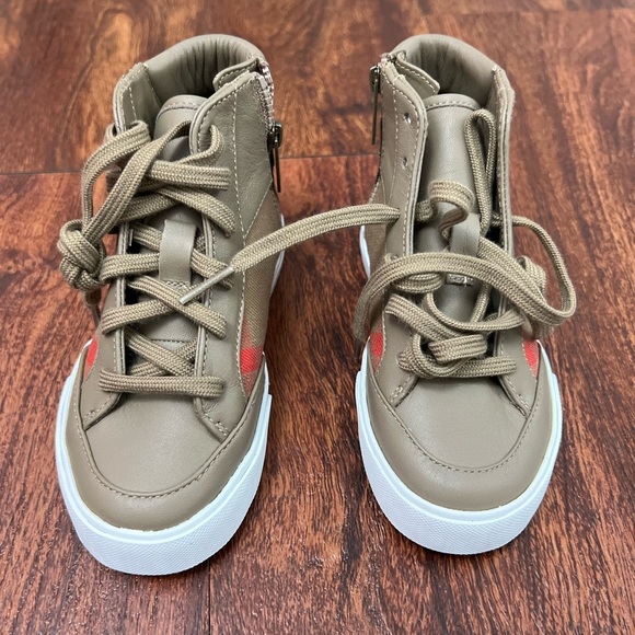 Burberry hi top boys sneakers - Picture 1 of 10